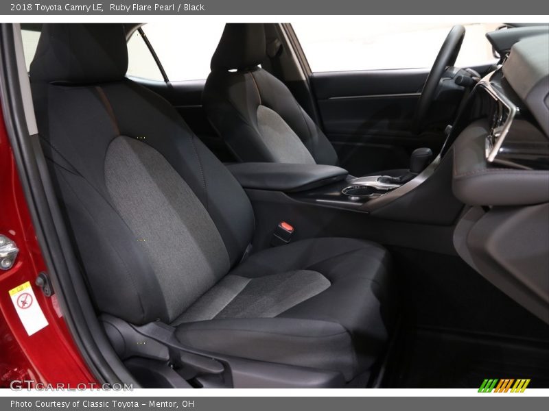 Ruby Flare Pearl / Black 2018 Toyota Camry LE