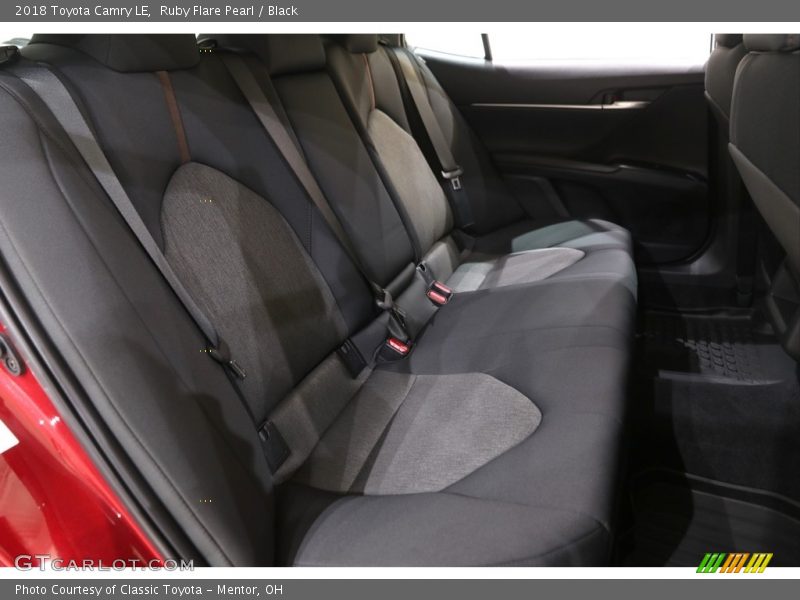 Ruby Flare Pearl / Black 2018 Toyota Camry LE
