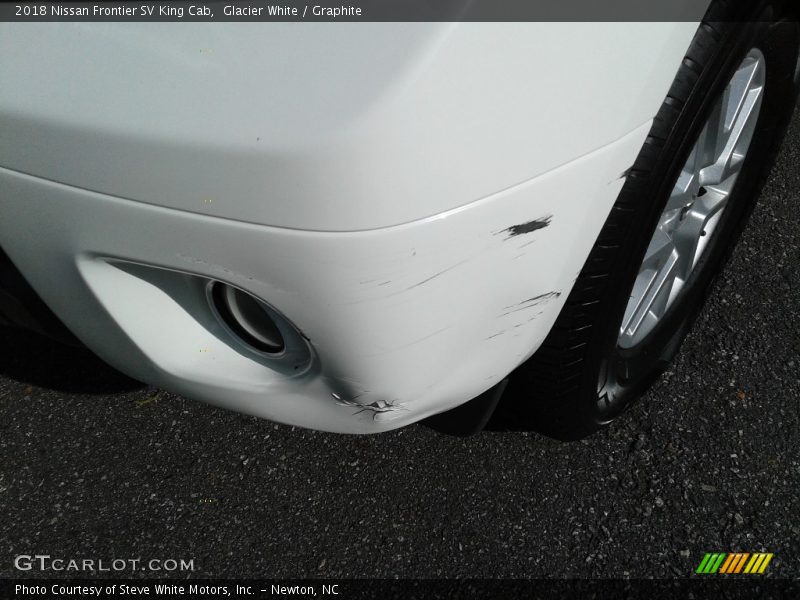 Glacier White / Graphite 2018 Nissan Frontier SV King Cab