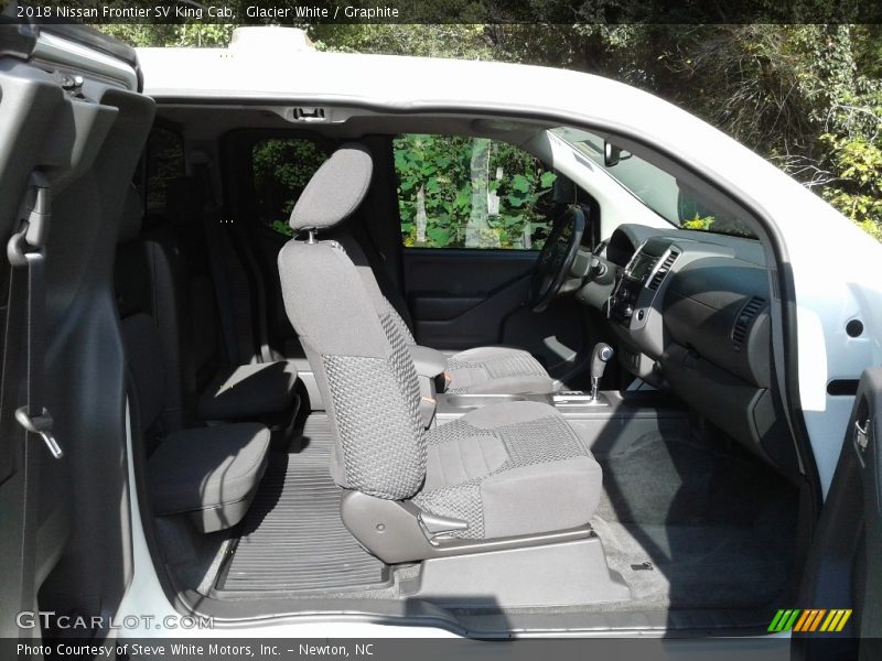 Glacier White / Graphite 2018 Nissan Frontier SV King Cab