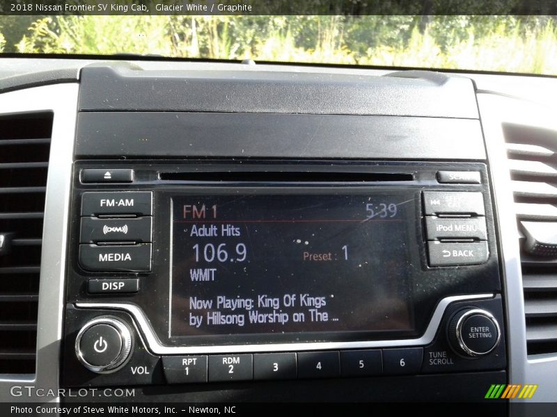 Glacier White / Graphite 2018 Nissan Frontier SV King Cab