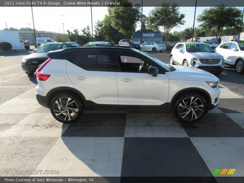 Crystal White Metallic / Charcoal 2021 Volvo XC40 T4 R-Design