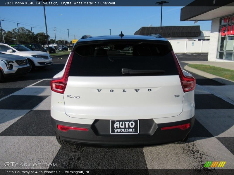 Crystal White Metallic / Charcoal 2021 Volvo XC40 T4 R-Design