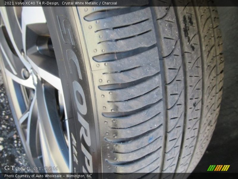 Crystal White Metallic / Charcoal 2021 Volvo XC40 T4 R-Design