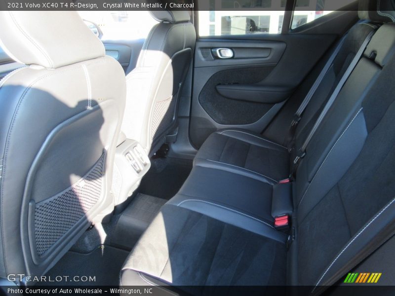 Crystal White Metallic / Charcoal 2021 Volvo XC40 T4 R-Design