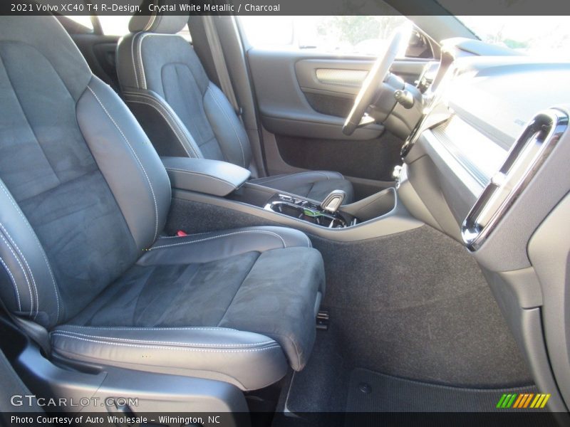 Crystal White Metallic / Charcoal 2021 Volvo XC40 T4 R-Design