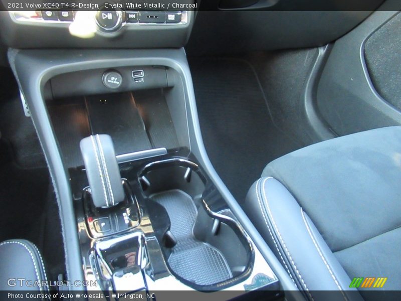 Crystal White Metallic / Charcoal 2021 Volvo XC40 T4 R-Design