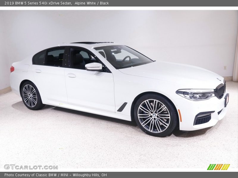 Alpine White / Black 2019 BMW 5 Series 540i xDrive Sedan