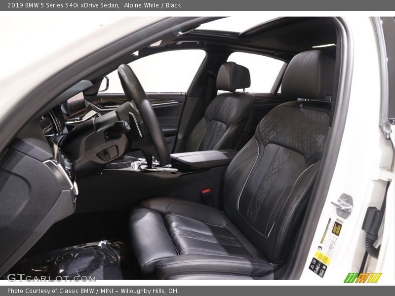 Alpine White / Black 2019 BMW 5 Series 540i xDrive Sedan