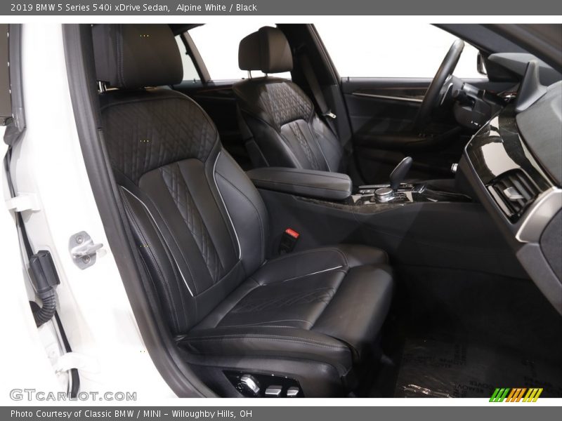 Alpine White / Black 2019 BMW 5 Series 540i xDrive Sedan