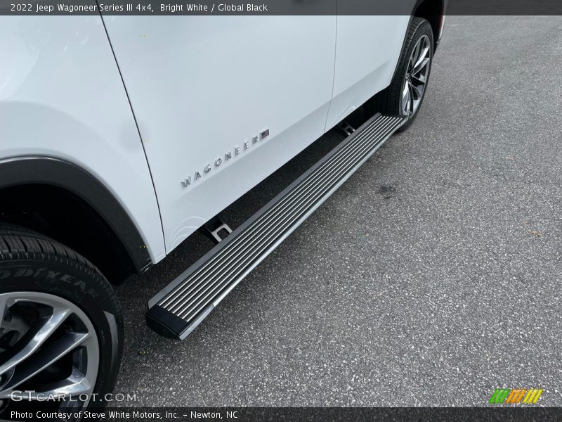 Bright White / Global Black 2022 Jeep Wagoneer Series III 4x4