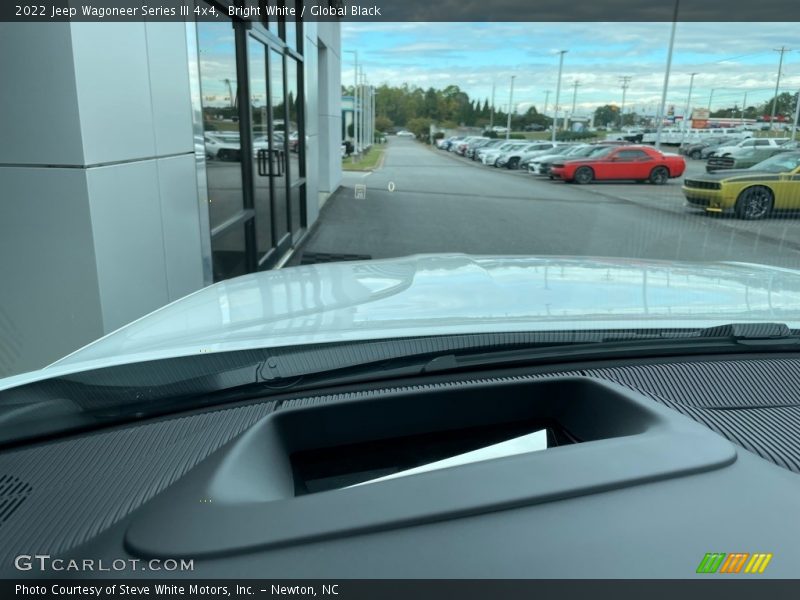 Bright White / Global Black 2022 Jeep Wagoneer Series III 4x4