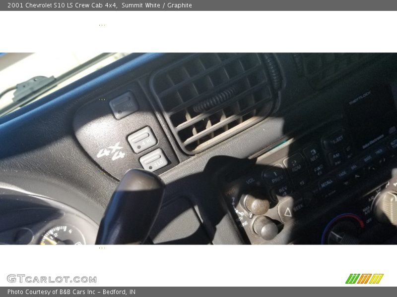 Summit White / Graphite 2001 Chevrolet S10 LS Crew Cab 4x4