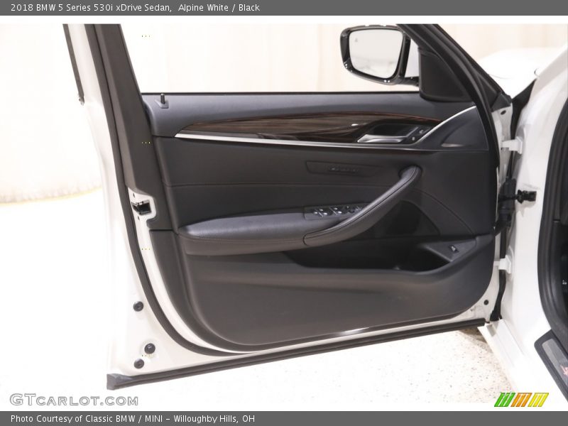 Alpine White / Black 2018 BMW 5 Series 530i xDrive Sedan