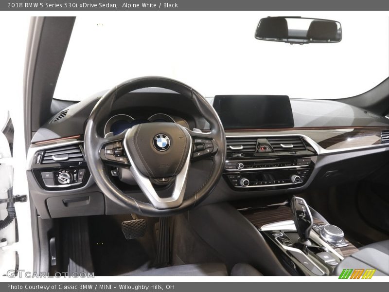 Alpine White / Black 2018 BMW 5 Series 530i xDrive Sedan