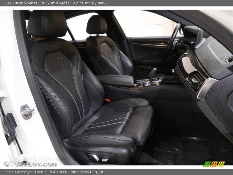 Alpine White / Black 2018 BMW 5 Series 530i xDrive Sedan