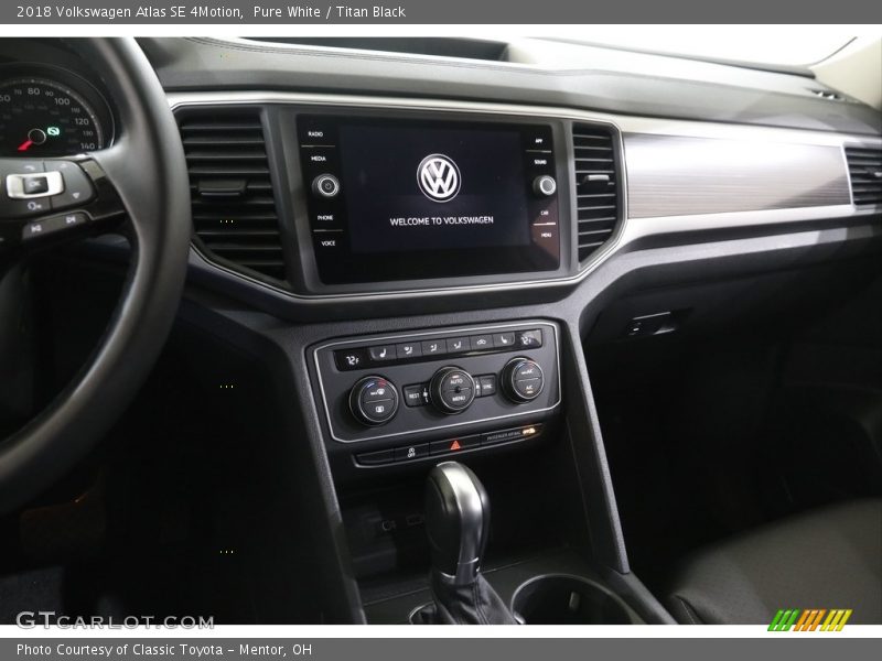 Pure White / Titan Black 2018 Volkswagen Atlas SE 4Motion