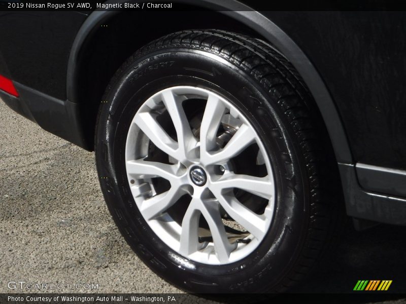 Magnetic Black / Charcoal 2019 Nissan Rogue SV AWD