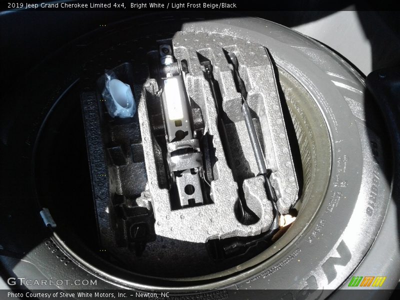 Bright White / Light Frost Beige/Black 2019 Jeep Grand Cherokee Limited 4x4