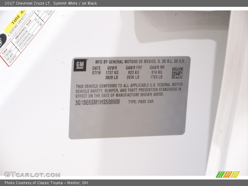 Summit White / Jet Black 2017 Chevrolet Cruze LT