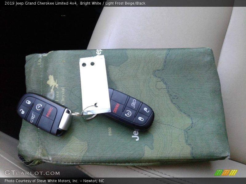 Bright White / Light Frost Beige/Black 2019 Jeep Grand Cherokee Limited 4x4