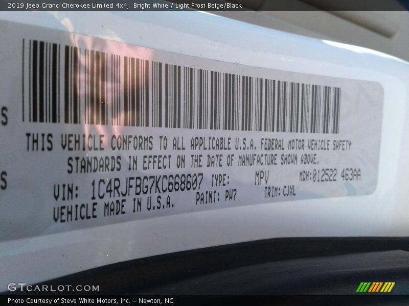 Bright White / Light Frost Beige/Black 2019 Jeep Grand Cherokee Limited 4x4