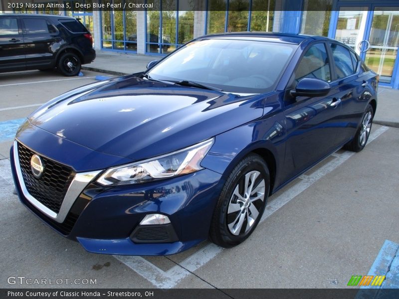 Front 3/4 View of 2019 Altima S