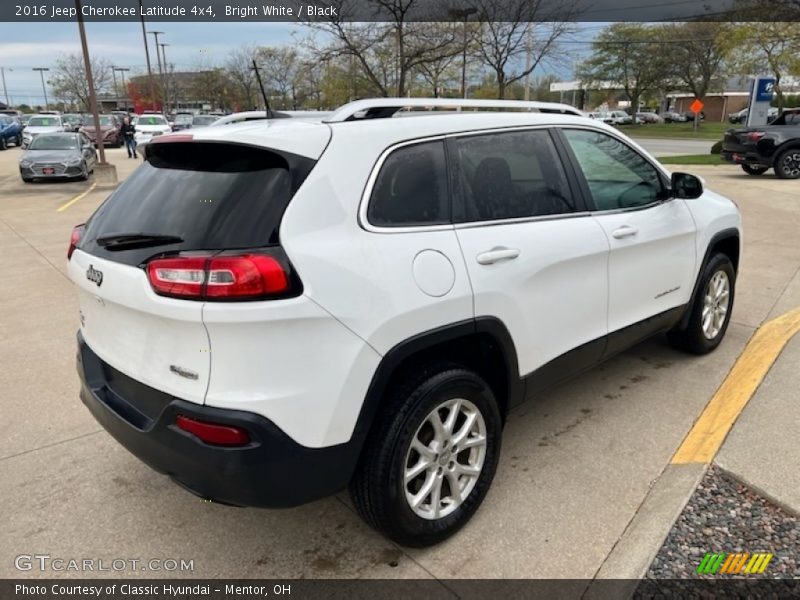 Bright White / Black 2016 Jeep Cherokee Latitude 4x4