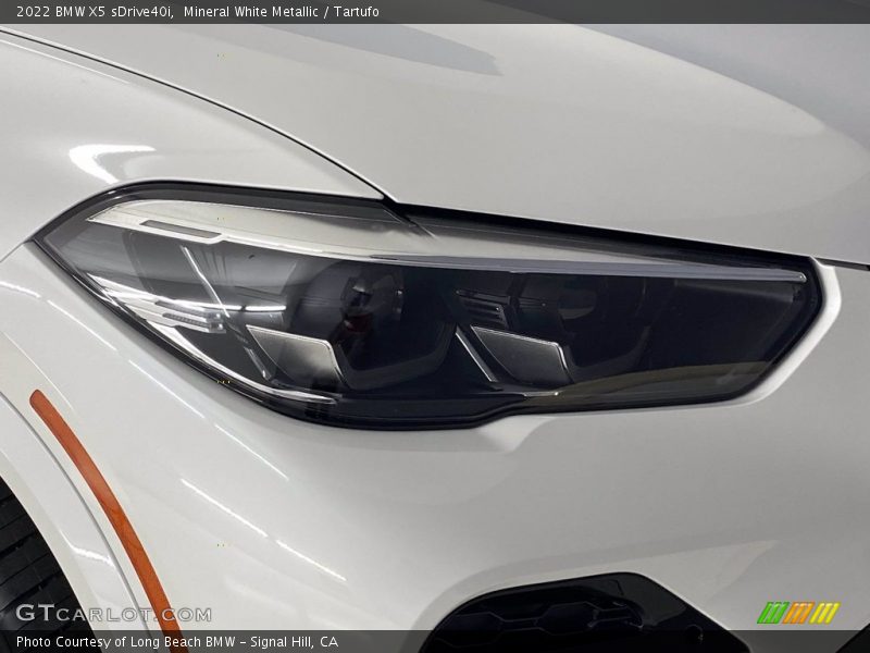 Mineral White Metallic / Tartufo 2022 BMW X5 sDrive40i