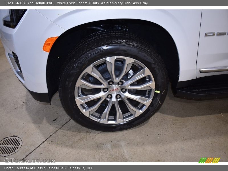 White Frost Tricoat / Dark Walnut/­Very Dark Ash Gray 2021 GMC Yukon Denali 4WD