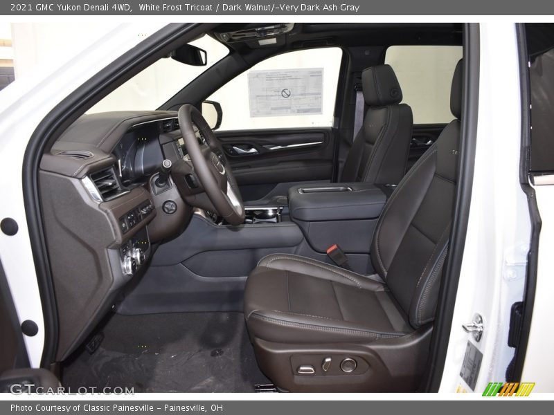 White Frost Tricoat / Dark Walnut/­Very Dark Ash Gray 2021 GMC Yukon Denali 4WD