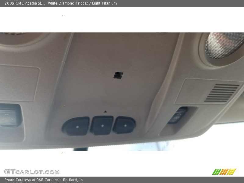 White Diamond Tricoat / Light Titanium 2009 GMC Acadia SLT