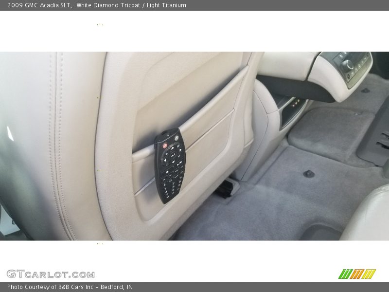 White Diamond Tricoat / Light Titanium 2009 GMC Acadia SLT