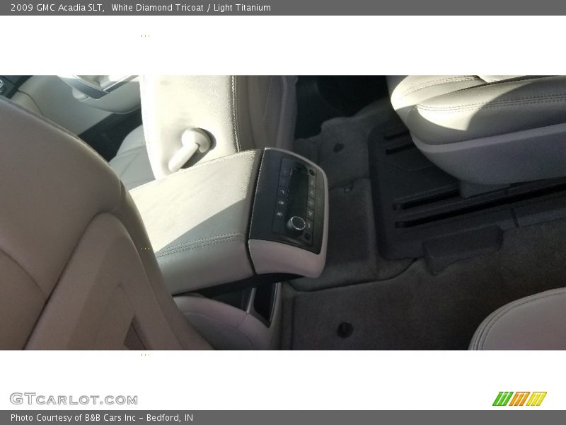White Diamond Tricoat / Light Titanium 2009 GMC Acadia SLT