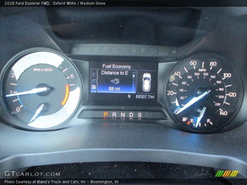 Oxford White / Medium Stone 2018 Ford Explorer FWD