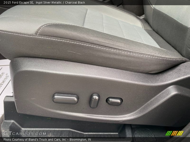 Ingot Silver Metallic / Charcoal Black 2015 Ford Escape SE