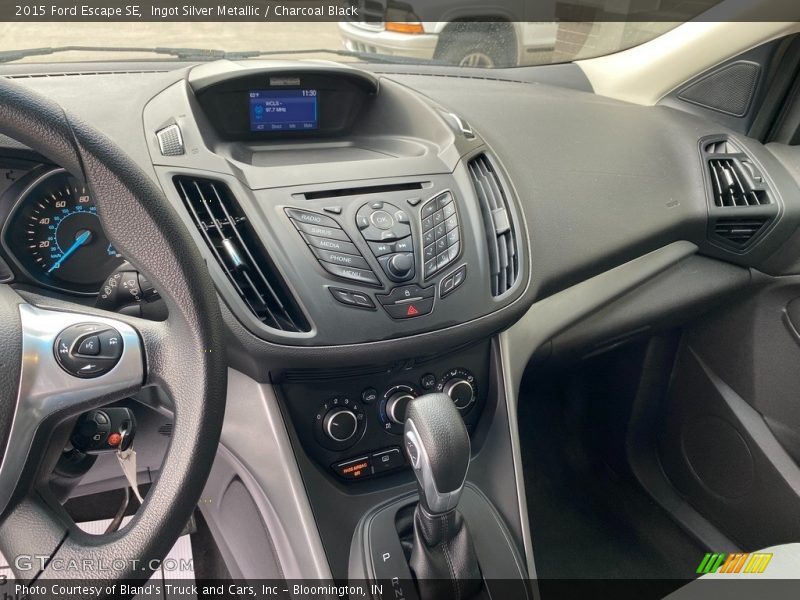 Ingot Silver Metallic / Charcoal Black 2015 Ford Escape SE