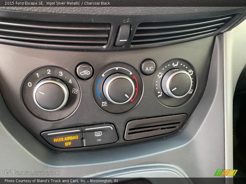 Ingot Silver Metallic / Charcoal Black 2015 Ford Escape SE