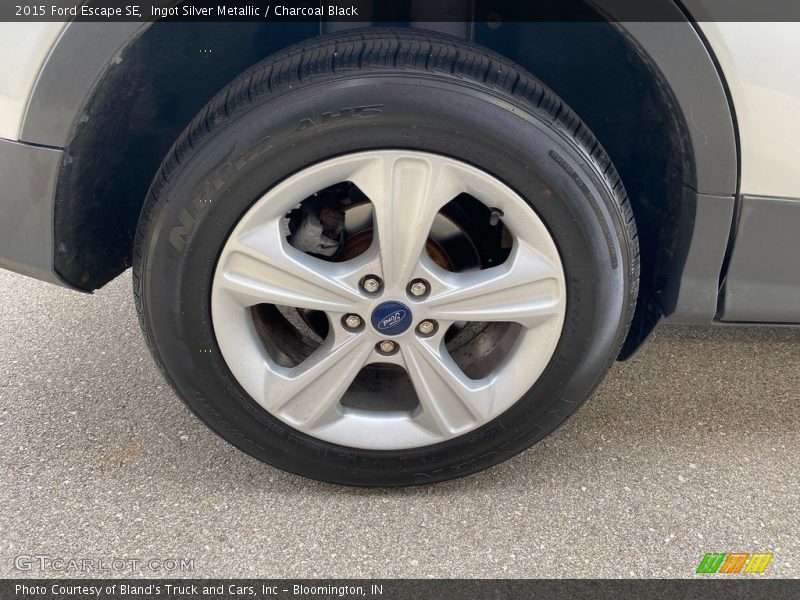 Ingot Silver Metallic / Charcoal Black 2015 Ford Escape SE