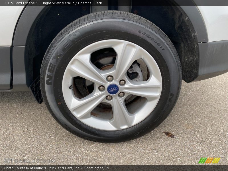 Ingot Silver Metallic / Charcoal Black 2015 Ford Escape SE