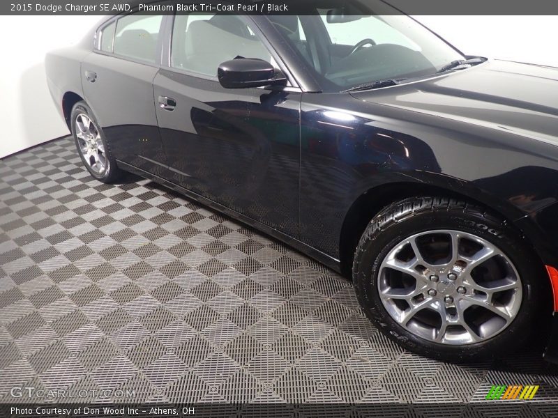Phantom Black Tri-Coat Pearl / Black 2015 Dodge Charger SE AWD