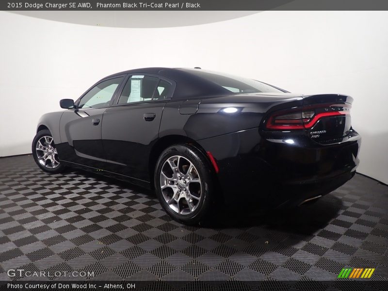 Phantom Black Tri-Coat Pearl / Black 2015 Dodge Charger SE AWD