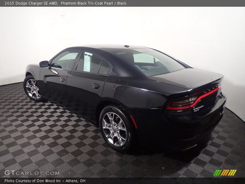 Phantom Black Tri-Coat Pearl / Black 2015 Dodge Charger SE AWD