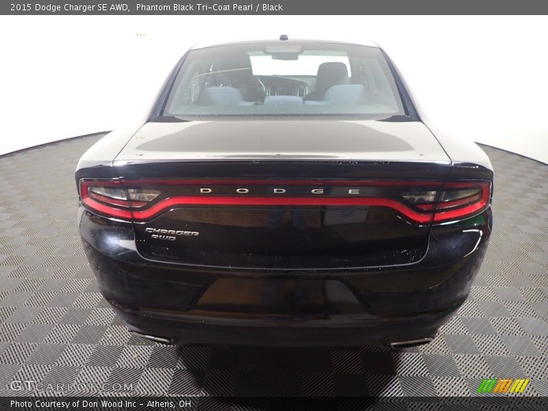 Phantom Black Tri-Coat Pearl / Black 2015 Dodge Charger SE AWD