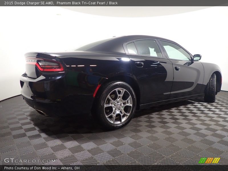Phantom Black Tri-Coat Pearl / Black 2015 Dodge Charger SE AWD