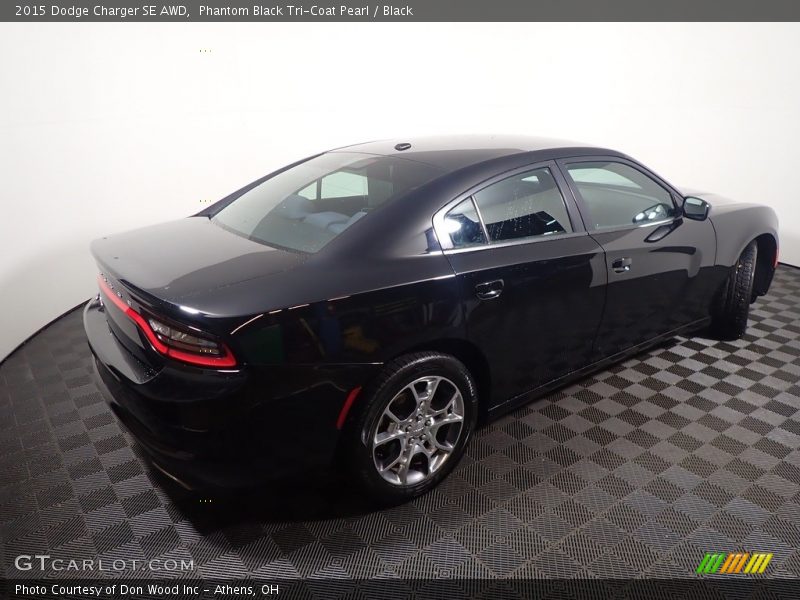 Phantom Black Tri-Coat Pearl / Black 2015 Dodge Charger SE AWD