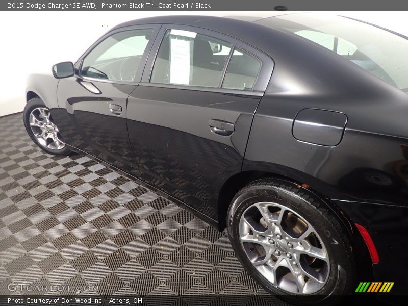 Phantom Black Tri-Coat Pearl / Black 2015 Dodge Charger SE AWD