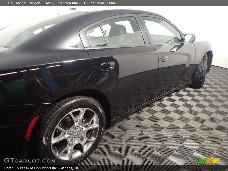 Phantom Black Tri-Coat Pearl / Black 2015 Dodge Charger SE AWD