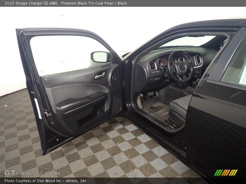 Phantom Black Tri-Coat Pearl / Black 2015 Dodge Charger SE AWD