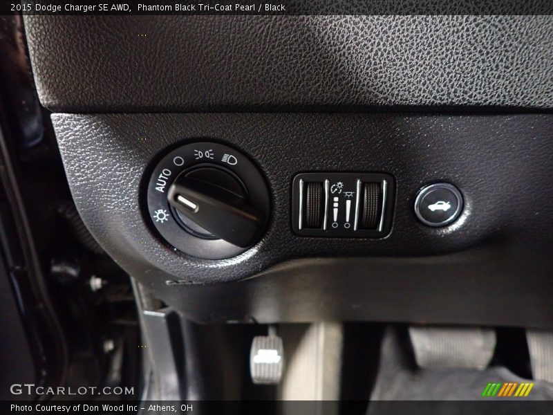 Phantom Black Tri-Coat Pearl / Black 2015 Dodge Charger SE AWD